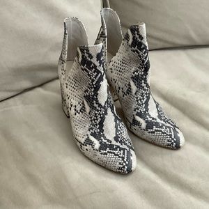 Steve Madden
ROOKIE WOMENS LEATHER PULL ON BOOTIES